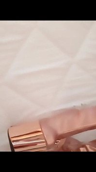 Gold knee yüksek çizmeler, file çorap, mikro etek ve beyaz mini üst