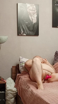 Macecha masturbuje velkou masitou kundičku k orgasmu