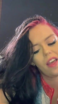 Roze haar pawg Ryan glimlacht terwijl ze een enorme zwarte lul zuigt
