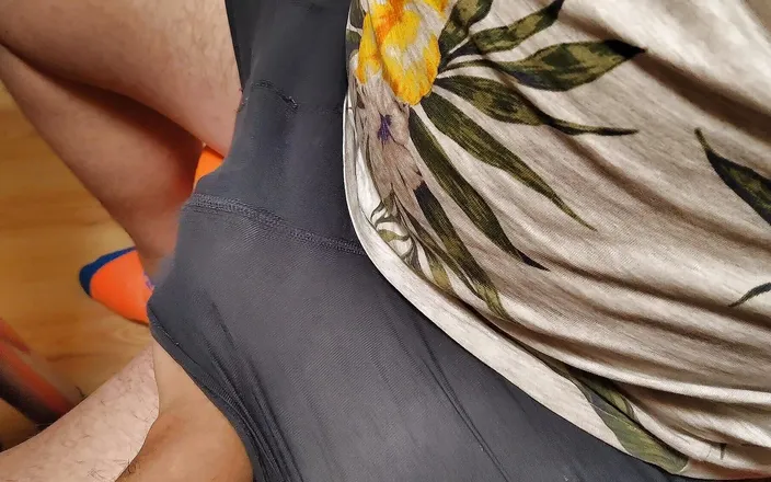 Emma_Alex: Adik tiri semok yang nakal lagi asik mainin kontol saudara...