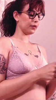 Una Pequeña, De Piel Clara Y Tatuada Le Chupa Los Pechos a Su Hermanastro Y Lo Monta Hasta Que Se Corre.