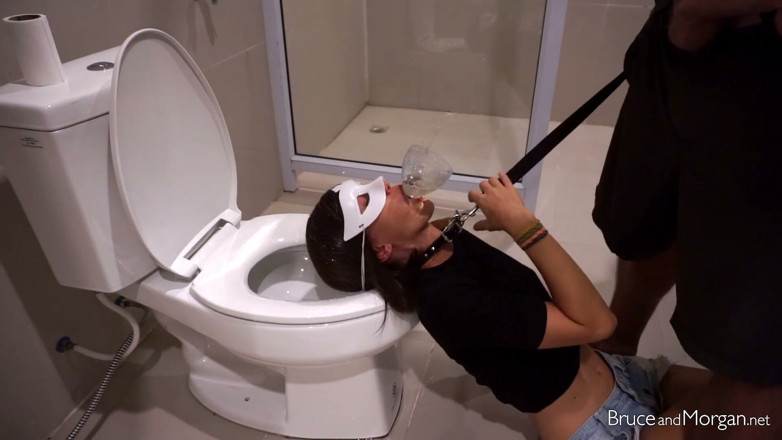 Bruce-and-Morgan: Esclava del baño dominada