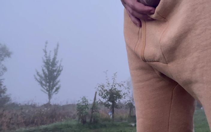 White Ukrainian Dick: Tôi đang đi tiểu.