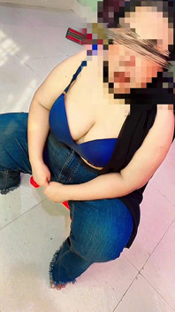 Müslüman Arap sevimli iri güzel ateşli üniversiteli kız üniversite elbisesini çıkarıyor ve büyük memeli üstsüz bubblegum fetişi