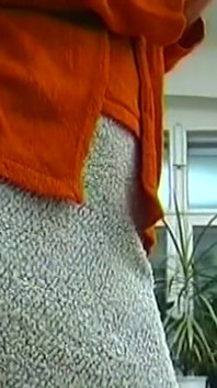 Mogen brunett suger lila dildo medan hon fingrar på slarvig fitta