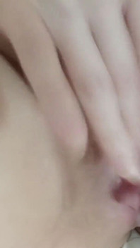 Hermosa milf esposa cachonda envía un video a su marido cornudo para que se pueda masturbar en el baño de la oficina