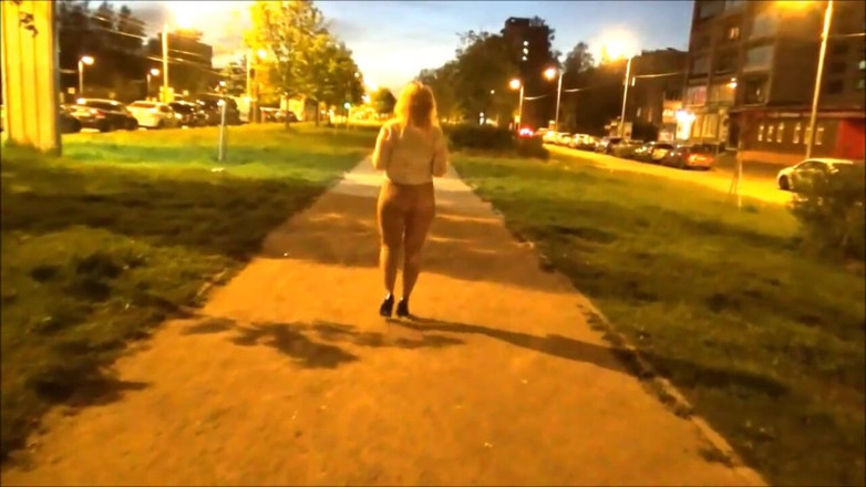 RedRoseRus: Caminata nocturna mostrando sin falda