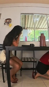 Isteri ditangkap rakan yang tidak setia menghisap dengan suaminya! Adakah dia akan menyertai mereka?