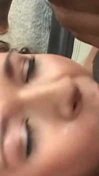 Lass honey mince travaille sa pipe magique sur les testicules de grosse bite noire malgré la distraction dans un trio.