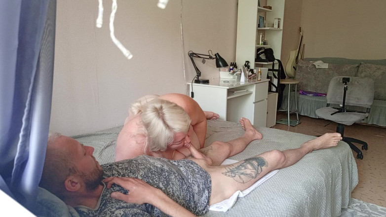 Zona901: Grannen maler min kuk med munnen och får en del...