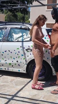 Büyük memeli ateşli esmer hatun park yerinde güzel sakso çekiyor
