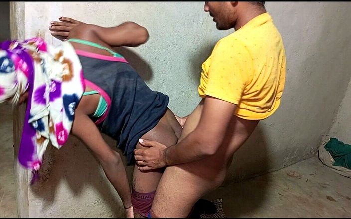 Indian Hijraji: 今天早上，我和一个年轻的印度男孩和一个年轻的印度人妖操了她的菊花