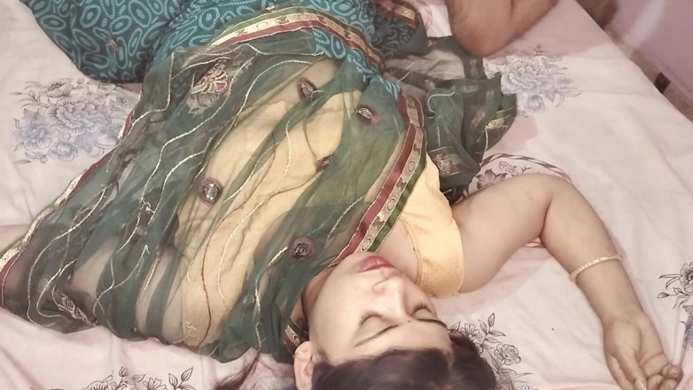 Sexy Girlfriend Girl: Sari sıkı amcıklı desi yenge Hintçe ses kaydında devar tarafından...