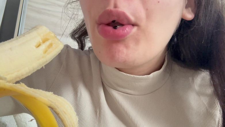 AmayaMori: Ibu tiri gergasi makan pisang tetapi nampak