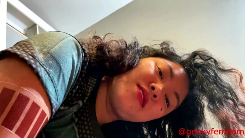 Geeky Femdom: Double cosplay, mauvais cul, deux mecs