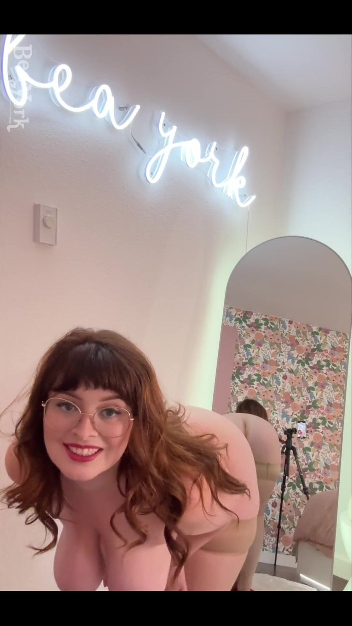 Bea York: Мені подобається, коли ти дивишся на мене з кількох кутів!