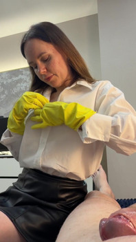 La femme de JOI en gants de nettoyage jaunes