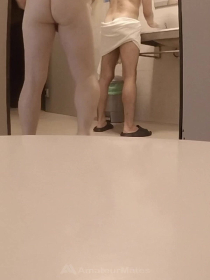 AmateurMates: プールの公衆トイレでの素早くリスキーな裸のセックス - ほとんど見つかりそうだった