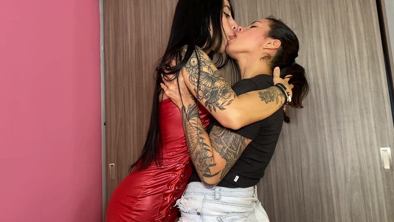 Sweetkimmi: Lesby s velkým zadkem si akrobaticky kouří zadek