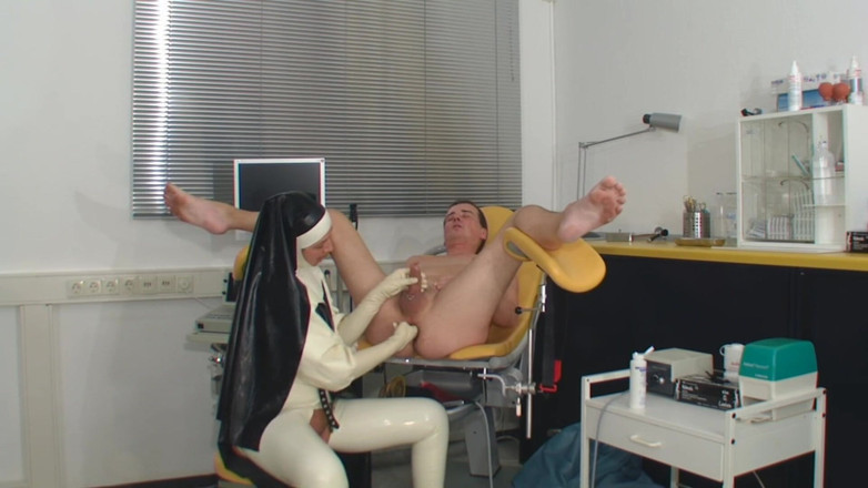 Rubber & Clinic Studio - 1ATOYS: Un esame anale pervertito