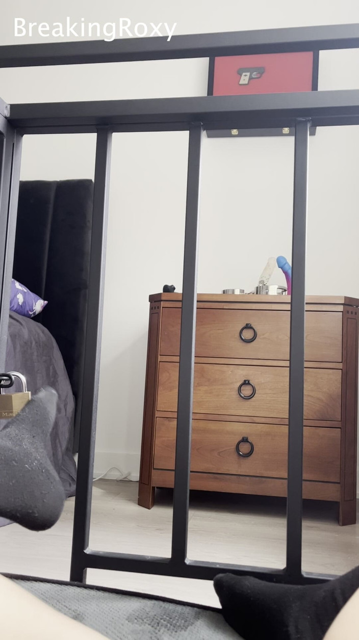 Roxy the Brat: Esclava enjaulada en calcetines hasta la rodilla frota los pies...