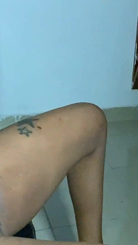 Une Black Tatouée Fume Pendant Une Baise Rutale