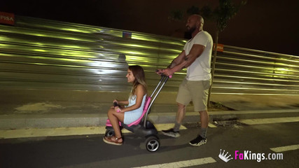 FAKings: Petite Babe Munequita Enfadada zkouší zázraky hardcore sexu!