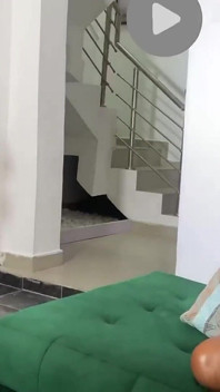 Aku di sini untuk memperbaiki toiletnya tetapi akhirnya menggali lubang pantatnya