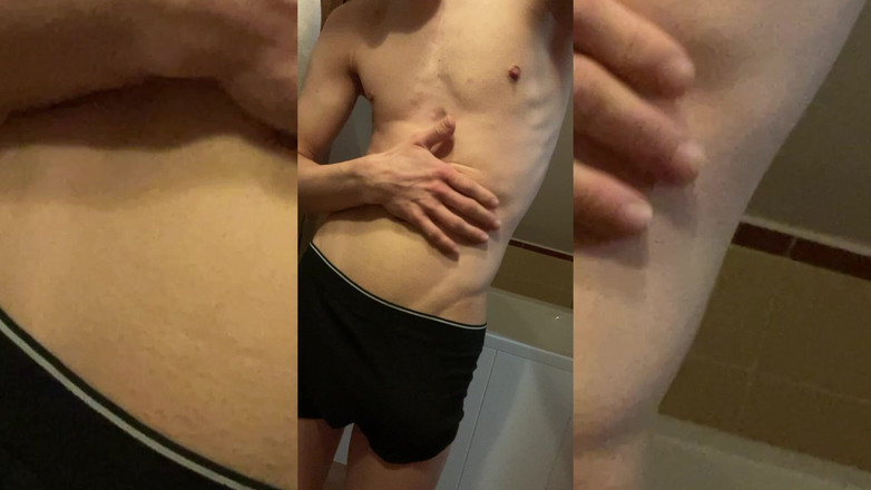 Adamek: 苗条男孩自慰并潮吹精液