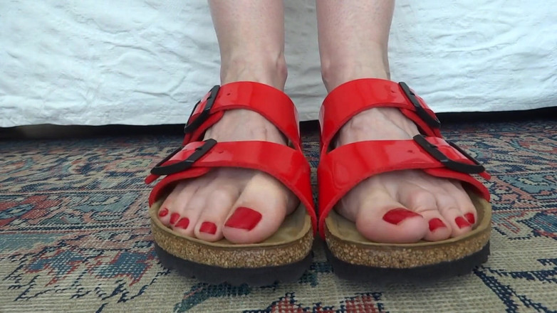 Lady Victoria Valente: つま先フェチ - 赤いパテントレザーでつま先を小刻みに動かす Birkis Birkenstock part 2