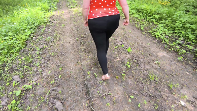 Bouncy Tits Action: Nahá chůze a fackování na kozy