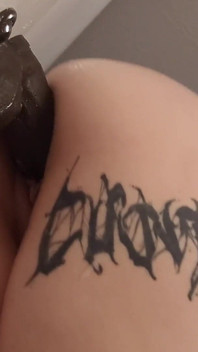 Ateşli gotik kız büyük zenci yarağı dildosunu sikiyor ve dölle doluyor
