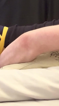 Cspot se excită și are un orgasm puternic uitându-se la porno pe căști