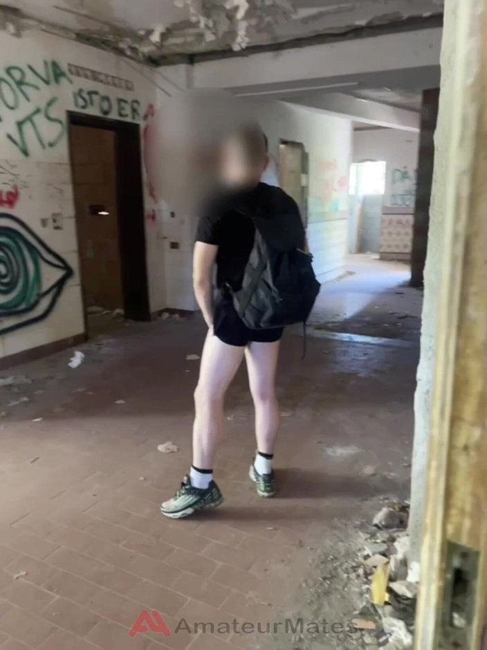 AmateurMates: 버려진 건물에서 후장 따먹히는 아마추어 소년