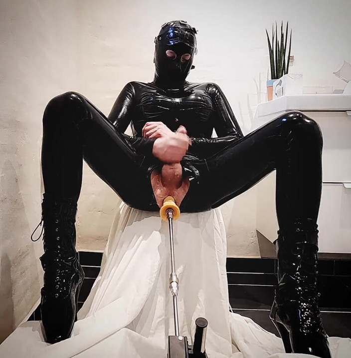 Hooded June: 기계와 사정으로 따먹히는 핫한 인형
