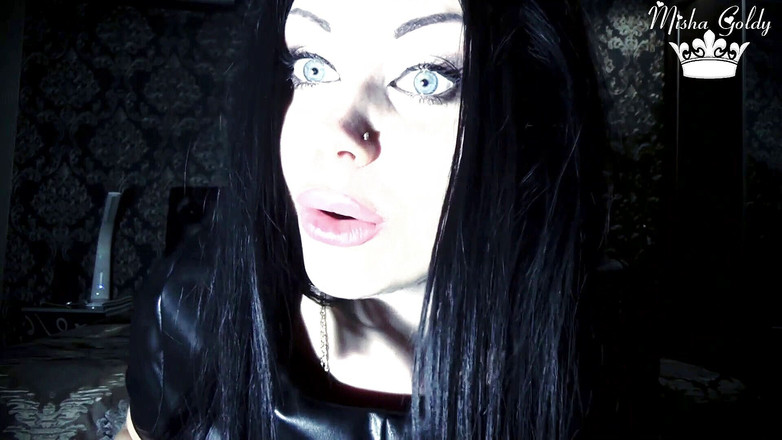 Goddess Misha Goldy: 섹시한 마녀의 목구멍에 사정하고 삼키고 페티쉬!