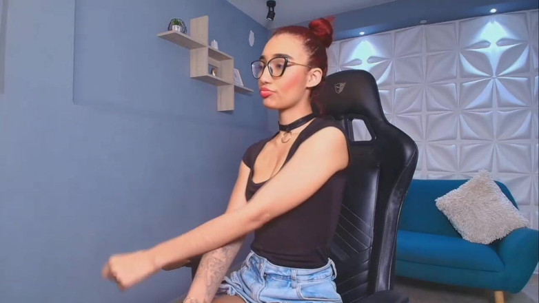 Lia Wood: Czy podobają ci się moje cycki? Napisz do mnie i...