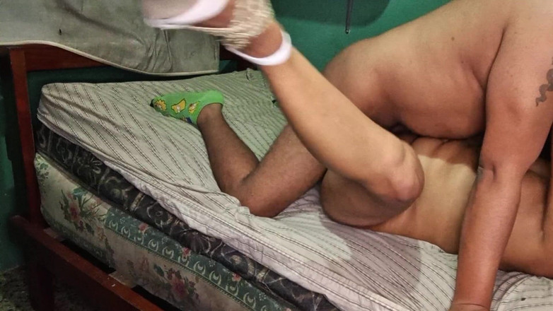 BigassMILF40: 穿着高跟鞋的泰米尔黑发女郎的传教士性爱