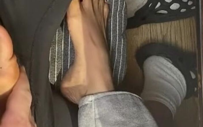 Naelor: Compilation de footjob melove sur la bite de Naelor, partie 2