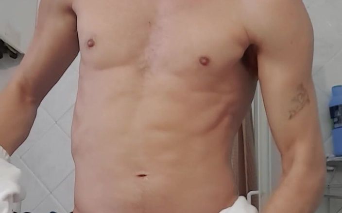 Boy jerking off: Vieni a fare una doccia calda con me?