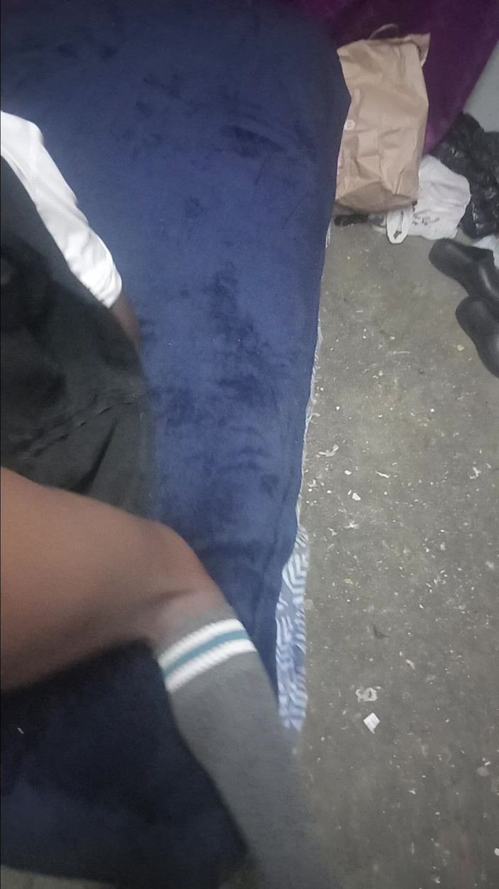 hothouse18xxx: Nevlastní Otec Tlačí Velký Růžový Vibrátor Do 18leté Školačky, Aby Se Udělala,...