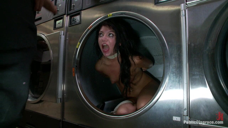 Public Disgrace by Kink: Lurida puttana scopata alla lavanderia automatica