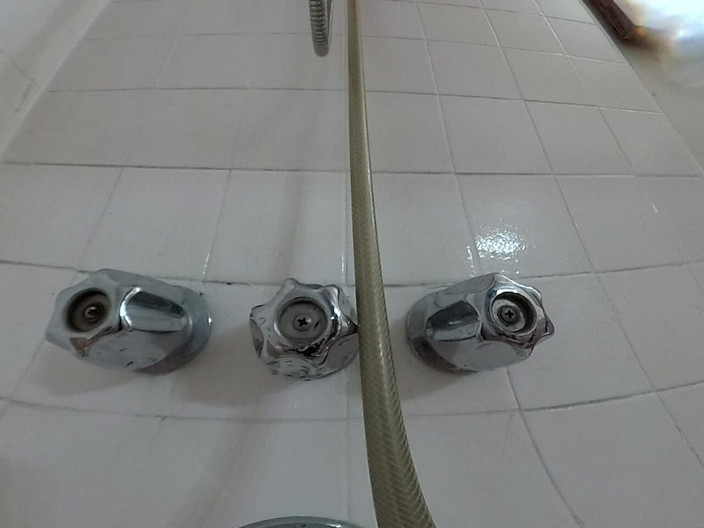 Lizzy Yum VR: Liz young VR 2025 dilata facendo il bagno sesso con un...