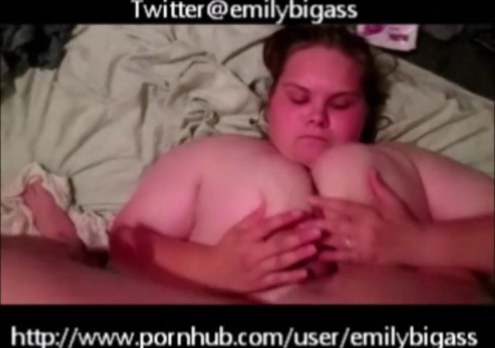 Fat Goddes: Kim bu büyük süt dolu memeli üvey anneyi memeyle sikmek istiyor