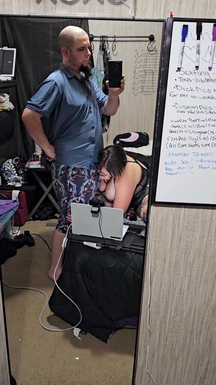 Funhousewife69: Han gick i sovrummet och fick mig att suga hans...