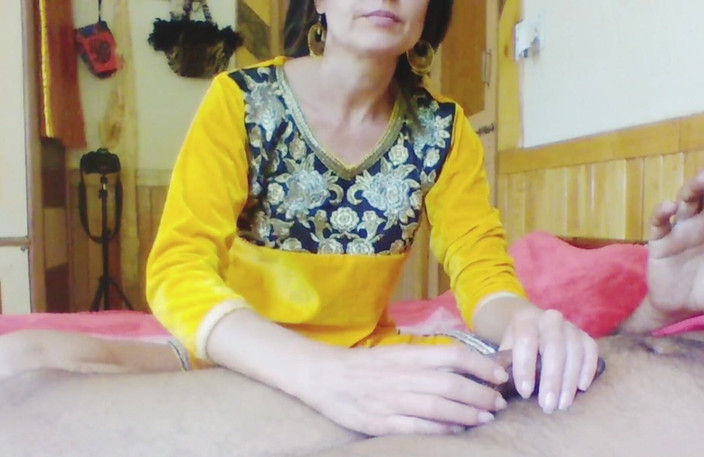 Bolly Karma: Una ragazza molto sexy viene scopata da un bbc