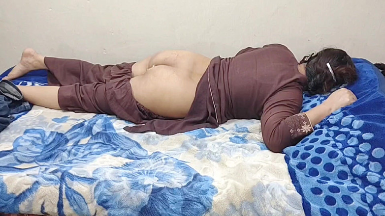 Gullnazkhan: 饥渴的姐夫整夜操她的菊花