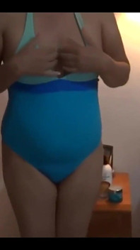 私の妻は私の親友とビーチで私を寝取ります、彼女は彼の巨大なチンポに魅了されています