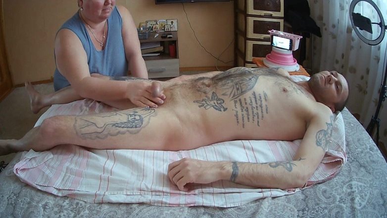 Zona901: au lieu d'un massage, elle branle ma bite