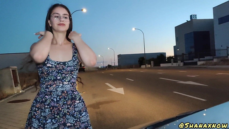 Shanaxnow: 彼女は私の車の中でTバックに私をイかせました